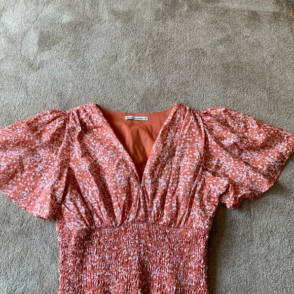 Abercrombie and Fitch Flutter Sleeve Smocked Waist Top in Coral Print L - Picture 3 of 5